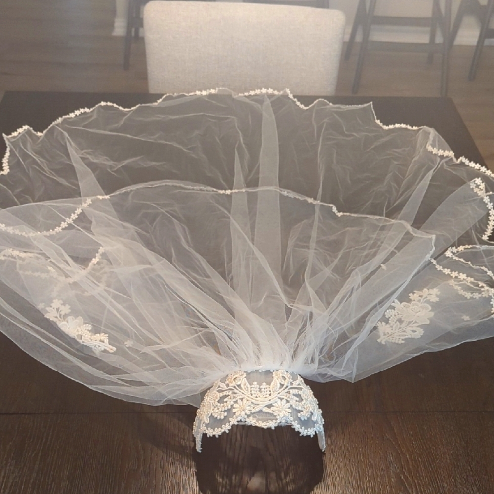 1980s Pearl BeadedBridal Veil with Lace Trim